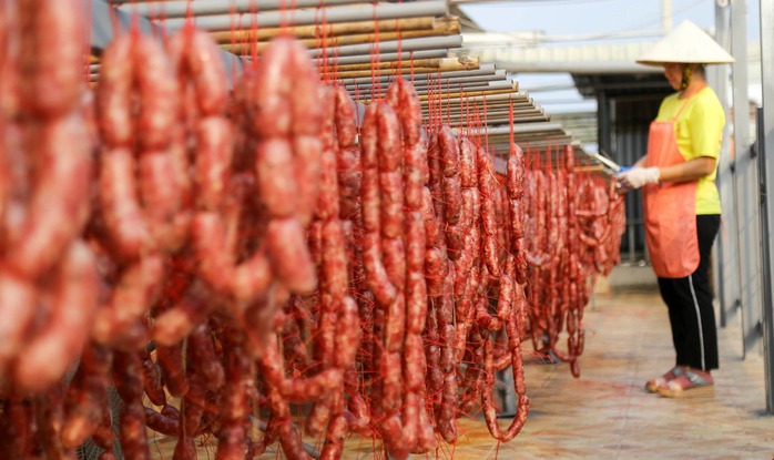 "Chốt đơn" cả tấn chả bò, lạp xưởng Tết... nhưng không tăng giá- Ảnh 2. "Chốt đơn" cả tấn chả bò, lạp xưởng Tết... nhưng không tăng giá- Ảnh 2.