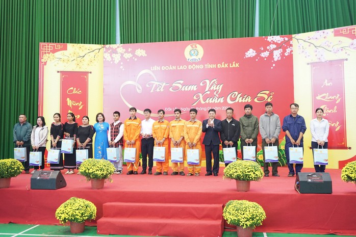 Đắk Lắk: Chăm lo hơn 8.000 đoàn viên, người lao động dịp Tết- Ảnh 1. Đắk Lắk: Chăm lo hơn 8.000 đoàn viên, người lao động dịp Tết- Ảnh 1.