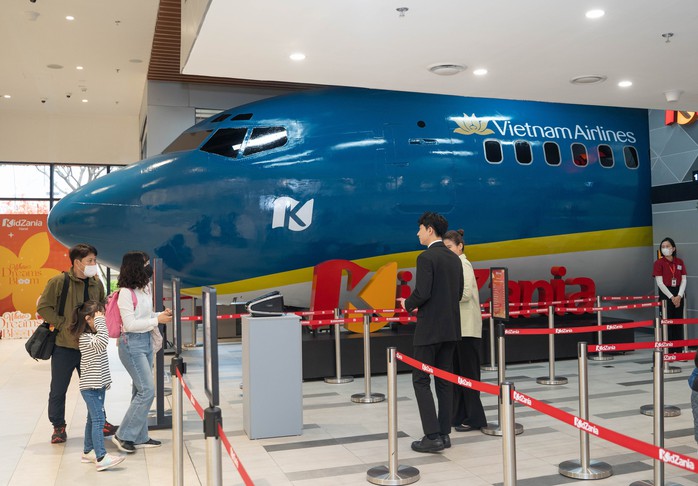 Ngay tại sảnh của KidZania Hà Nội, đầu máy bay Boeing thật được thiết kế với bộ nhận diện của Hãng hàng không Quốc gia Việt Nam - Vietnam Airlines Ngay tại sảnh của KidZania Hà Nội, đầu máy bay Boeing thật được thiết kế với bộ nhận diện của Hãng hàng không Quốc gia Việt Nam - Vietnam Airlines