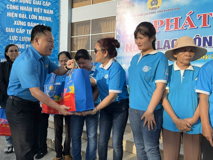 Khánh Hoà phát động ngày lao động vì cộng đồng- Ảnh 2. Khánh Hoà phát động ngày lao động vì cộng đồng- Ảnh 2.