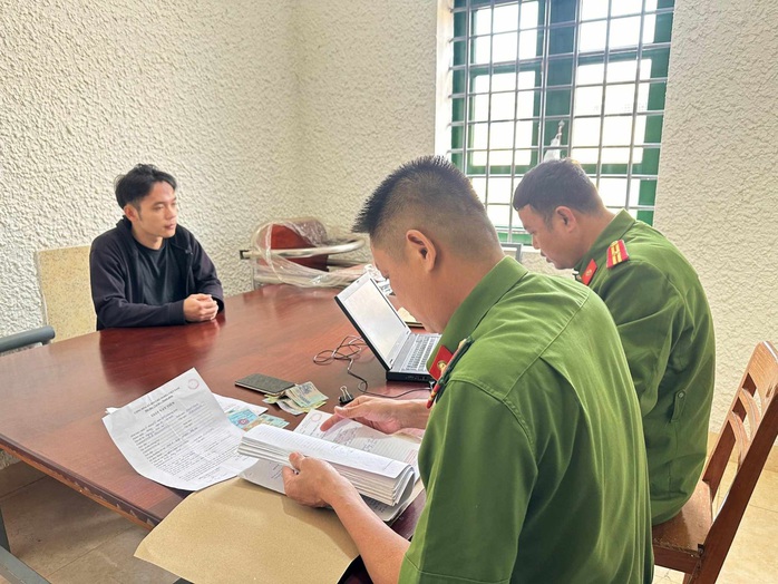 Bắt giữ 1 thanh niên chuyên cho học sinh vay lãi nặng- Ảnh 1. Bắt giữ 1 thanh niên chuyên cho học sinh vay lãi nặng- Ảnh 1.