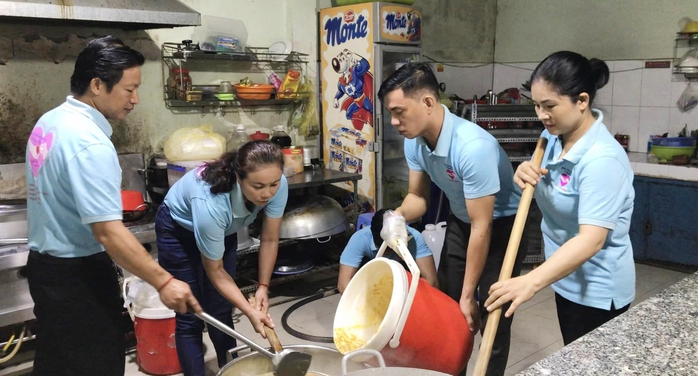Tấm lòng thơm thảo của vợ chồng bác sĩ- Ảnh 1. Tấm lòng thơm thảo của vợ chồng bác sĩ- Ảnh 1.