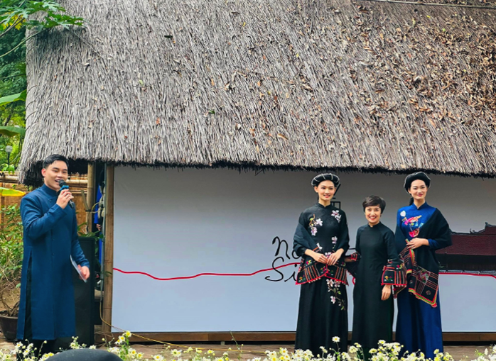 Nhà thiết kế Minh Hạnh, Hoa hậu Ngọc Hân trình diễn áo dài tại Văn Miếu- Ảnh 1. Nhà thiết kế Minh Hạnh, Hoa hậu Ngọc Hân trình diễn áo dài tại Văn Miếu- Ảnh 1.