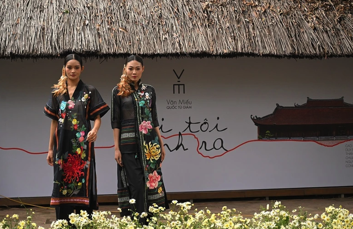 Nhà thiết kế Minh Hạnh, Hoa hậu Ngọc Hân trình diễn áo dài tại Văn Miếu- Ảnh 2. Nhà thiết kế Minh Hạnh, Hoa hậu Ngọc Hân trình diễn áo dài tại Văn Miếu- Ảnh 2.