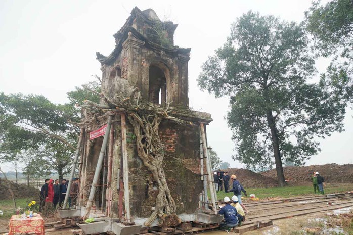 “Thần đèn” Nguyễn Văn Cư di dời cổng đền hàng trăm năm tuổi- Ảnh 2. “Thần đèn” Nguyễn Văn Cư di dời cổng đền hàng trăm năm tuổi- Ảnh 2.
