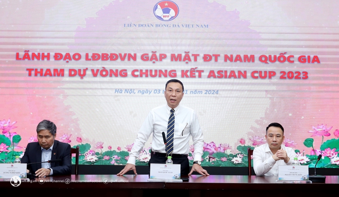 Tuyển thủ Việt Nam nhận lì xì trước thềm Asian Cup 2023- Ảnh 1. Tuyển thủ Việt Nam nhận lì xì trước thềm Asian Cup 2023- Ảnh 1.
