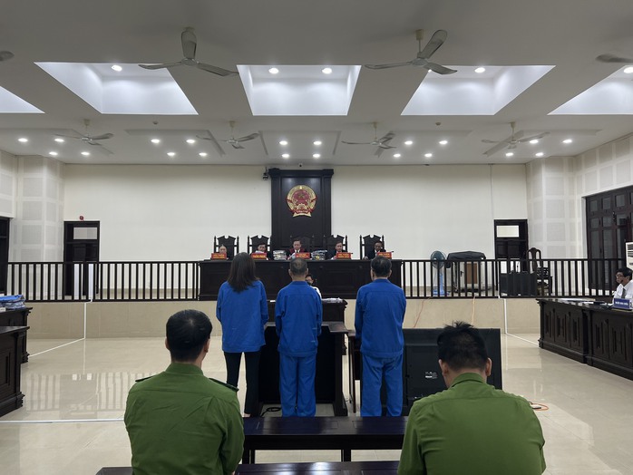 Đại gia Trung "lửa" và thuộc cấp hầu tòa tại Đà Nẵng- Ảnh 3. Đại gia Trung "lửa" và thuộc cấp hầu tòa tại Đà Nẵng- Ảnh 3.
