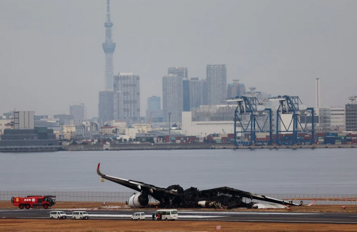 Chiếc máy bay chở khách... Ảnh: Reuters Chiếc máy bay chở khách... Ảnh: Reuters