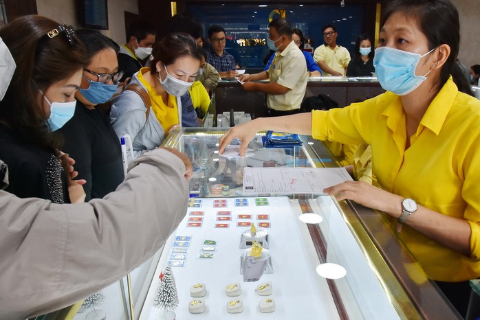 Giá vàng SJC, vàng nhẫn 24K cùng rớt mạnh- Ảnh 1.