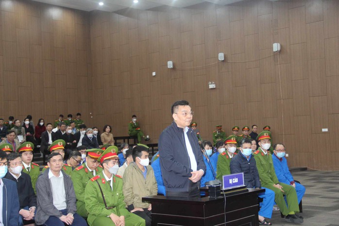 Cựu bộ trưởng Chu Ngọc Anh mỉm cười đáp khi được hỏi "có bị bức cung nhục hình?"- Ảnh 1. Cựu bộ trưởng Chu Ngọc Anh mỉm cười đáp khi được hỏi "có bị bức cung nhục hình?"- Ảnh 1.