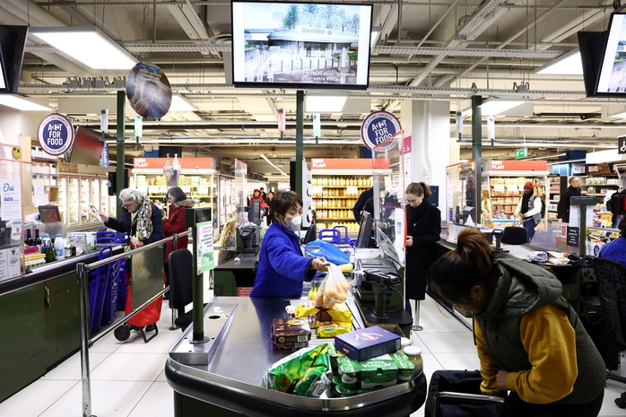Một siêu thị tại thủ đô Paris - Pháp hôm 4-1 Ảnh: REUTERS Một siêu thị tại thủ đô Paris - Pháp hôm 4-1 Ảnh: REUTERS