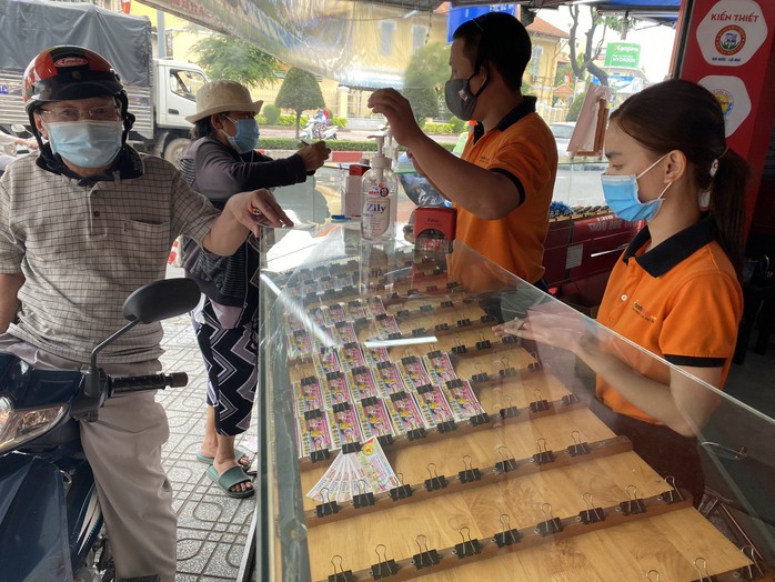 Đại lý xổ số kiến thiết không được từ chối người bán dạo trả lại vé ế- Ảnh 1. Đại lý xổ số kiến thiết không được từ chối người bán dạo trả lại vé ế- Ảnh 1.