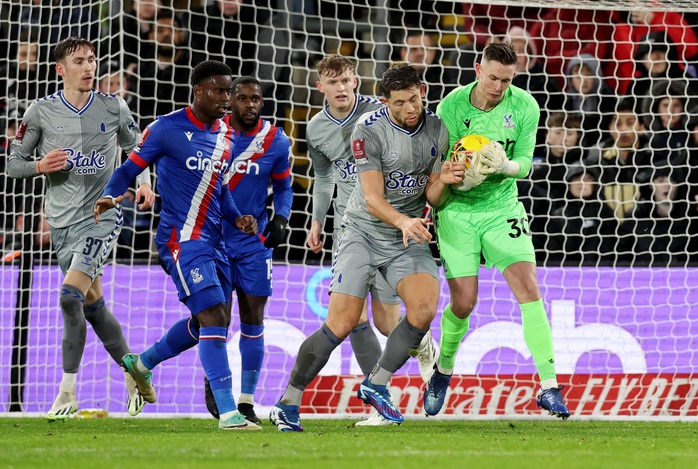 Trọng tài Kavanagh bị tố "hủy hoại" trận Palace - Everton bằng thẻ đỏ- Ảnh 7. Trọng tài Kavanagh bị tố "hủy hoại" trận Palace - Everton bằng thẻ đỏ- Ảnh 7.