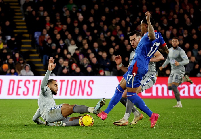 Trọng tài Kavanagh bị tố "hủy hoại" trận Palace - Everton bằng thẻ đỏ- Ảnh 2. Trọng tài Kavanagh bị tố "hủy hoại" trận Palace - Everton bằng thẻ đỏ- Ảnh 2.