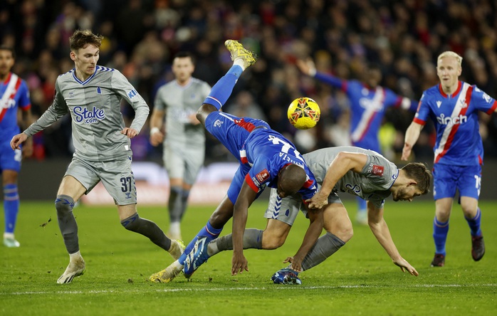 Trọng tài Kavanagh bị tố "hủy hoại" trận Palace - Everton bằng thẻ đỏ- Ảnh 6. Trọng tài Kavanagh bị tố "hủy hoại" trận Palace - Everton bằng thẻ đỏ- Ảnh 6.