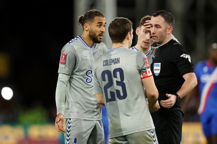 Trọng tài Kavanagh bị tố "hủy hoại" trận Palace - Everton bằng thẻ đỏ- Ảnh 1. Trọng tài Kavanagh bị tố "hủy hoại" trận Palace - Everton bằng thẻ đỏ- Ảnh 1.