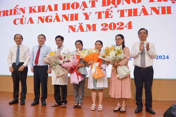 Ekip thông tim xuyên tử cung chữa trái tim cho bào thai được khen thưởng đột xuất- Ảnh 1. Ekip thông tim xuyên tử cung chữa trái tim cho bào thai được khen thưởng đột xuất- Ảnh 1.