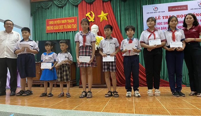 Trao 70 suất học bổng cho học sinh vượt khó học giỏi- Ảnh 1. Trao 70 suất học bổng cho học sinh vượt khó học giỏi- Ảnh 1.