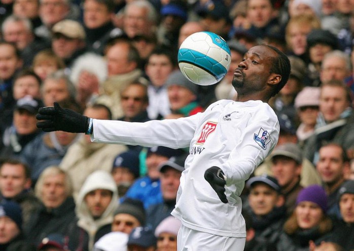 "Độc lạ" cựu cầu thủ Tottenham xỏ gi&agrave;y thi đấu khi bị cấm chỉ đạo- Ảnh 1.