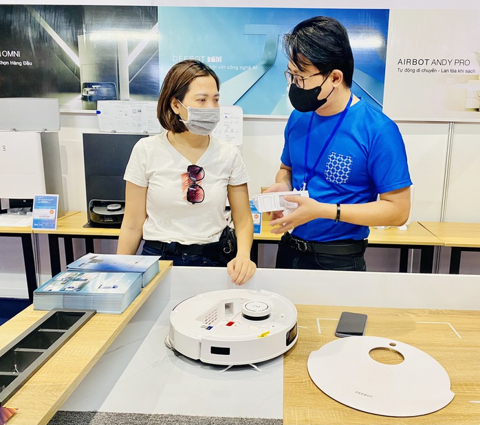 Giới thiệu sản phẩm đồ gia dụng tích hợp công nghệ trí tuệ nhân tạo tại một triển lãm được tổ chức ở TP HCM. Ảnh: LÊ QUANG Giới thiệu sản phẩm đồ gia dụng tích hợp công nghệ trí tuệ nhân tạo tại một triển lãm được tổ chức ở TP HCM. Ảnh: LÊ QUANG