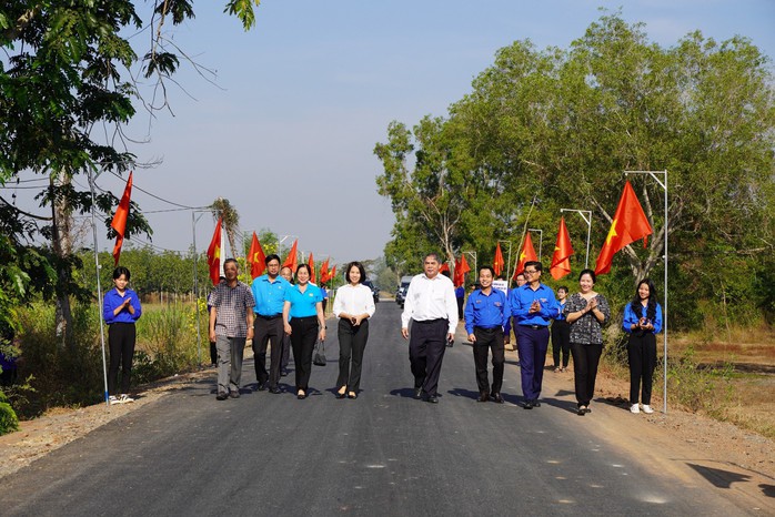 Tỉnh Đoàn Tây Ninh chăm lo hơn 1 tỉ đồng trong ngày đầu thực hiện "Xuân tình nguyện"- Ảnh 1. Tỉnh Đoàn Tây Ninh chăm lo hơn 1 tỉ đồng trong ngày đầu thực hiện "Xuân tình nguyện"- Ảnh 1.