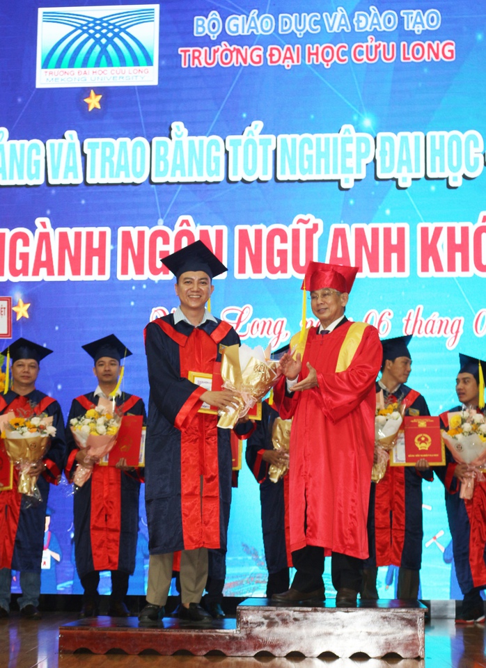 Trường ĐH Cửu Long trao bằng tốt nghiệp cho 447 tân cử nhân Ngôn ngữ Anh- Ảnh 2. Trường ĐH Cửu Long trao bằng tốt nghiệp cho 447 tân cử nhân Ngôn ngữ Anh- Ảnh 2.