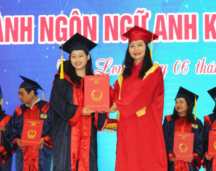 Trường ĐH Cửu Long trao bằng tốt nghiệp cho 447 tân cử nhân Ngôn ngữ Anh- Ảnh 3. Trường ĐH Cửu Long trao bằng tốt nghiệp cho 447 tân cử nhân Ngôn ngữ Anh- Ảnh 3.
