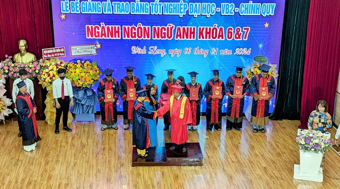 Trường ĐH Cửu Long trao bằng tốt nghiệp cho 447 tân cử nhân Ngôn ngữ Anh- Ảnh 4. Trường ĐH Cửu Long trao bằng tốt nghiệp cho 447 tân cử nhân Ngôn ngữ Anh- Ảnh 4.
