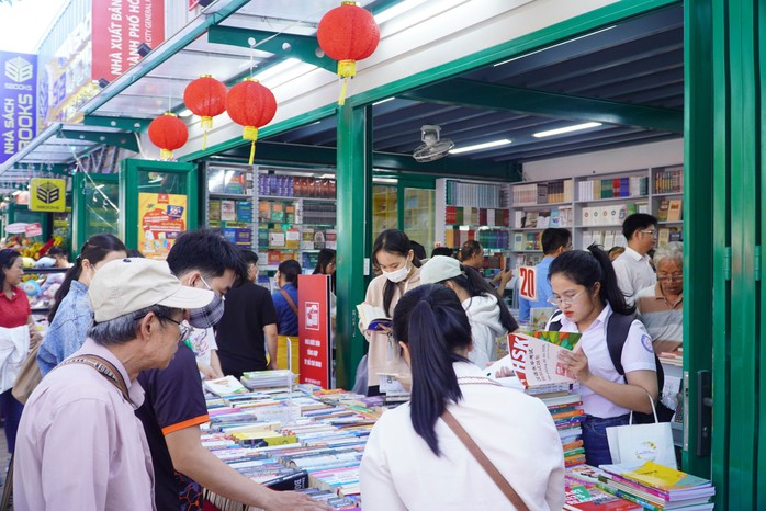 Đường sách TP Thủ Đức thu hút đa dạng đối tượng độc giả, với nhiều chương trình ưu đãi, hoạt động bổ ích Ảnh: QUỐC THẮNG