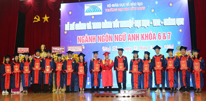 Trường ĐH Cửu Long trao bằng tốt nghiệp cho 447 tân cử nhân Ngôn ngữ Anh- Ảnh 5. Trường ĐH Cửu Long trao bằng tốt nghiệp cho 447 tân cử nhân Ngôn ngữ Anh- Ảnh 5.