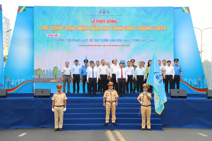 Tăng cường kiểm tra, bảo đảm an toàn giao thông trong năm mới- Ảnh 1. Tăng cường kiểm tra, bảo đảm an toàn giao thông trong năm mới- Ảnh 1.