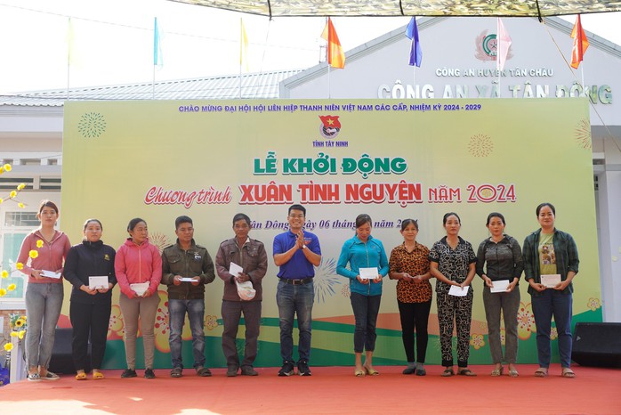 Tỉnh Đoàn Tây Ninh chăm lo hơn 1 tỉ đồng trong ngày đầu thực hiện "Xuân tình nguyện"- Ảnh 7. Tỉnh Đoàn Tây Ninh chăm lo hơn 1 tỉ đồng trong ngày đầu thực hiện "Xuân tình nguyện"- Ảnh 7.