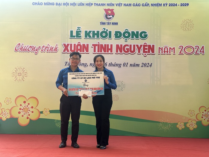 Tỉnh Đoàn Tây Ninh chăm lo hơn 1 tỉ đồng trong ngày đầu thực hiện "Xuân tình nguyện"- Ảnh 6. Tỉnh Đoàn Tây Ninh chăm lo hơn 1 tỉ đồng trong ngày đầu thực hiện "Xuân tình nguyện"- Ảnh 6.