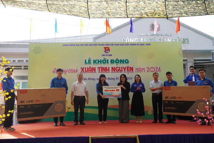 Tỉnh Đoàn Tây Ninh chăm lo hơn 1 tỉ đồng trong ngày đầu thực hiện "Xuân tình nguyện"- Ảnh 5. Tỉnh Đoàn Tây Ninh chăm lo hơn 1 tỉ đồng trong ngày đầu thực hiện "Xuân tình nguyện"- Ảnh 5.