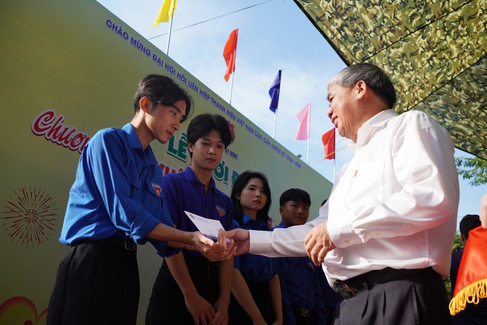 Tỉnh Đoàn Tây Ninh chăm lo hơn 1 tỉ đồng trong ngày đầu thực hiện "Xuân tình nguyện"- Ảnh 3. Tỉnh Đoàn Tây Ninh chăm lo hơn 1 tỉ đồng trong ngày đầu thực hiện "Xuân tình nguyện"- Ảnh 3.