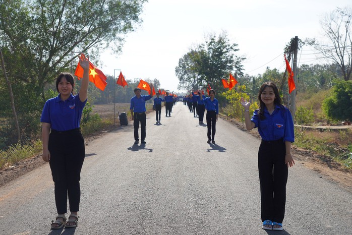Tỉnh Đoàn Tây Ninh chăm lo hơn 1 tỉ đồng trong ngày đầu thực hiện "Xuân tình nguyện"- Ảnh 2. Tỉnh Đoàn Tây Ninh chăm lo hơn 1 tỉ đồng trong ngày đầu thực hiện "Xuân tình nguyện"- Ảnh 2.