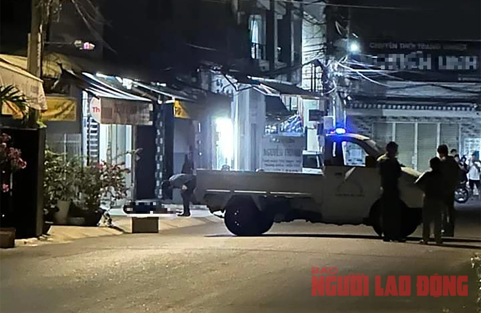 An Giang: Nhóm thanh niên chém chết người ngay trên phố chỉ trong 1 phút- Ảnh 1. An Giang: Nhóm thanh niên chém chết người ngay trên phố chỉ trong 1 phút- Ảnh 1.