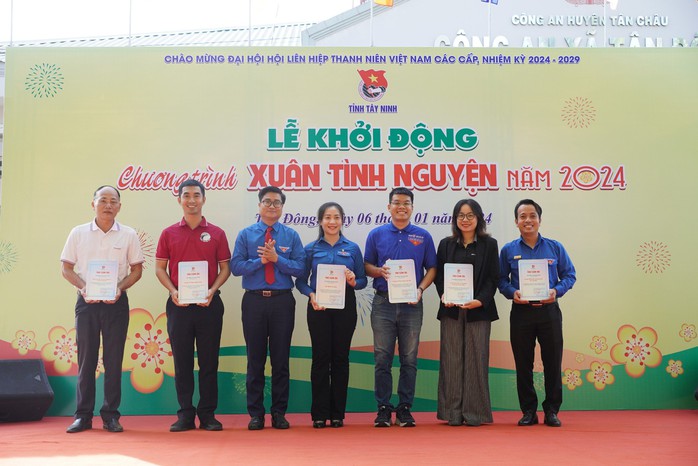 Tỉnh Đoàn Tây Ninh chăm lo hơn 1 tỉ đồng trong ngày đầu thực hiện "Xuân tình nguyện"- Ảnh 8. Tỉnh Đoàn Tây Ninh chăm lo hơn 1 tỉ đồng trong ngày đầu thực hiện "Xuân tình nguyện"- Ảnh 8.