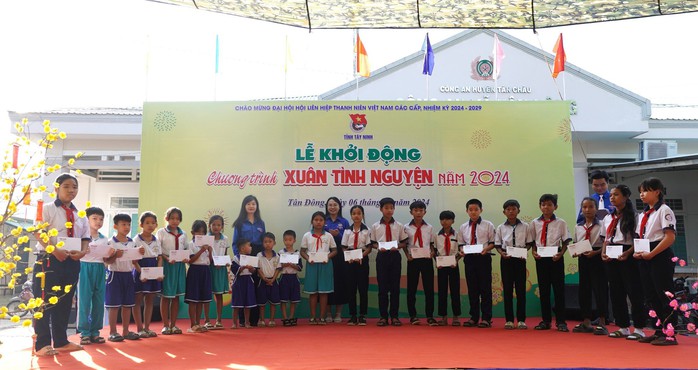 Tỉnh Đoàn Tây Ninh chăm lo hơn 1 tỉ đồng trong ngày đầu thực hiện "Xuân tình nguyện"- Ảnh 4. Tỉnh Đoàn Tây Ninh chăm lo hơn 1 tỉ đồng trong ngày đầu thực hiện "Xuân tình nguyện"- Ảnh 4.