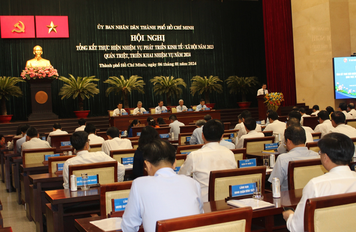 Chủ tịch UBND TP HCM đề nghị "mổ xẻ" tâm lý đùn đẩy, chờ đợi- Ảnh 3. Chủ tịch UBND TP HCM đề nghị "mổ xẻ" tâm lý đùn đẩy, chờ đợi- Ảnh 3.