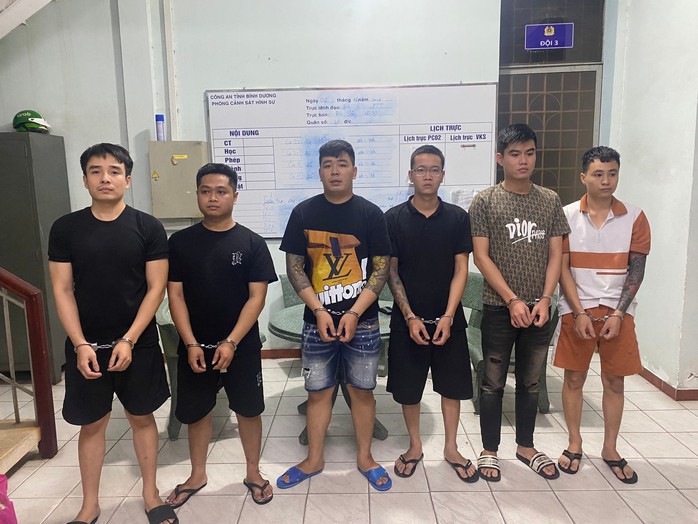 Thuê nhiều thanh niên xăm trổ đi tìm người có nhu cầu vay tiền, rồi thu lãi "cắt cổ"- Ảnh 2. Thuê nhiều thanh niên xăm trổ đi tìm người có nhu cầu vay tiền, rồi thu lãi "cắt cổ"- Ảnh 2.