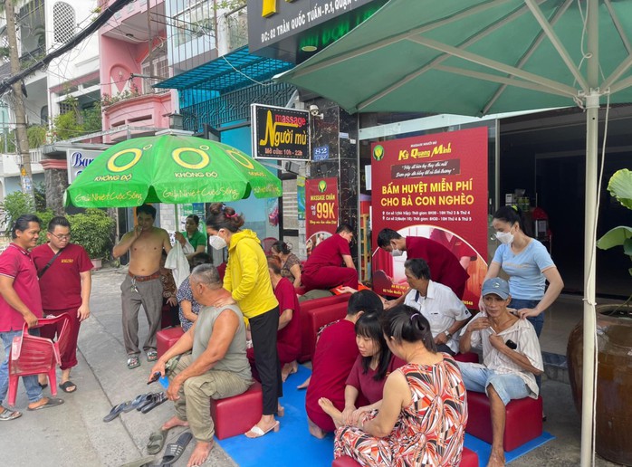 Người khiếm thị được Châu Cao Minh cưu mang, có việc làm và thỉnh thoảng họ còn làm từ thiện bằng đôi tay có nghề của mìnhẢnh: Kỳ Quang Minh Người khiếm thị được Châu Cao Minh cưu mang, có việc làm và thỉnh thoảng họ còn làm từ thiện bằng đôi tay có nghề của mìnhẢnh: Kỳ Quang Minh