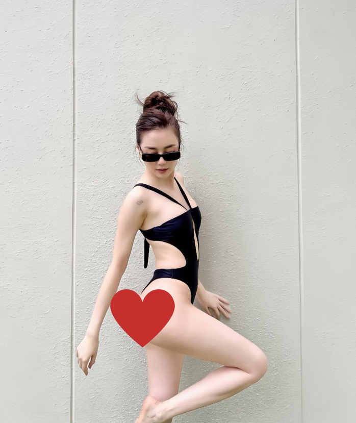 Chị em ca sĩ Vbiz bị chỉ trích vì bikini cắt xẻ táo bạo
- Ảnh 2. Chị em ca sĩ Vbiz bị chỉ trích vì bikini cắt xẻ táo bạo
- Ảnh 2.