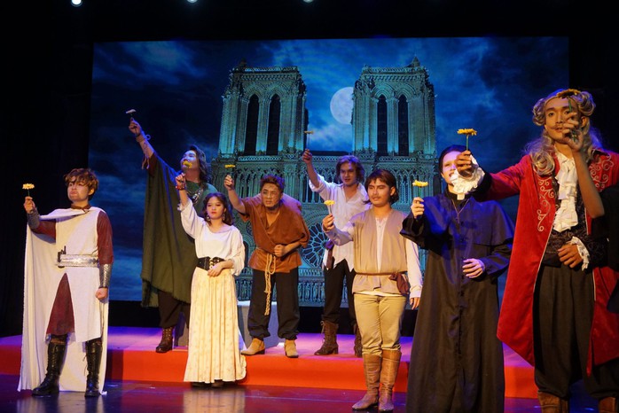 NSƯT Vũ Xuân Trang "thử lửa" diễn viên trẻ với "Nhà thờ Đức bà Paris"- Ảnh 7. NSƯT Vũ Xuân Trang "thử lửa" diễn viên trẻ với "Nhà thờ Đức bà Paris"- Ảnh 7.