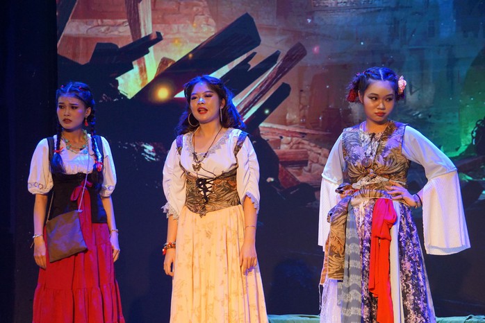NSƯT Vũ Xuân Trang "thử lửa" diễn viên trẻ với "Nhà thờ Đức bà Paris"- Ảnh 4. NSƯT Vũ Xuân Trang "thử lửa" diễn viên trẻ với "Nhà thờ Đức bà Paris"- Ảnh 4.