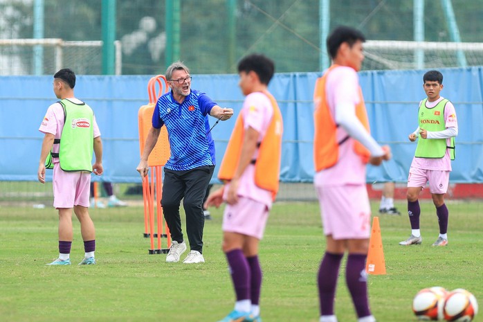 HLV Troussier đang huấn luyện tuyển Việt Nam Ảnh: VFF HLV Troussier đang huấn luyện tuyển Việt Nam Ảnh: VFF