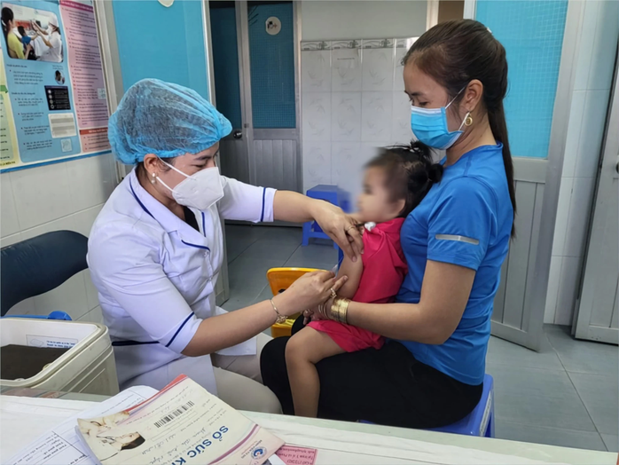 Sau 1 tuần, hơn 5.000 trẻ được tiêm vắc-xin "5 trong 1"- Ảnh 1. Sau 1 tuần, hơn 5.000 trẻ được tiêm vắc-xin "5 trong 1"- Ảnh 1.