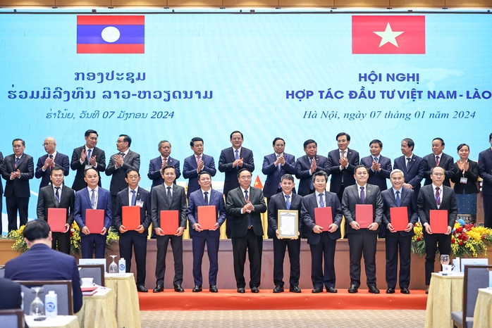 Thủ tướng Phạm Minh Chính và Thủ tướng Lào Sonexay Siphandone chứng kiến lễ trao các chứng nhận đầu tư, ghi nhớ hợp tác đầu tư giữa các cơ quan, nhà đầu tư, doanh nghiệp hai nước Việt Nam-Lào. Ảnh: Nhật Bắc Thủ tướng Phạm Minh Chính và Thủ tướng Lào Sonexay Siphandone chứng kiến lễ trao các chứng nhận đầu tư, ghi nhớ hợp tác đầu tư giữa các cơ quan, nhà đầu tư, doanh nghiệp hai nước Việt Nam-Lào. Ảnh: Nhật Bắc