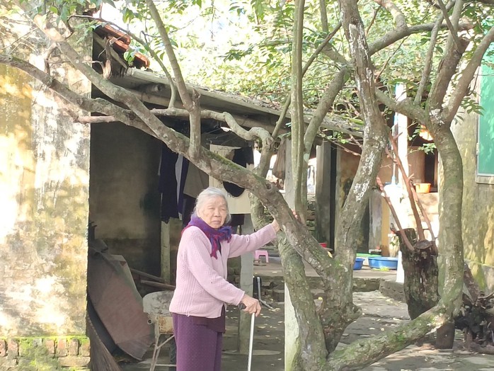 VIDEO: Đường trăm tỉ đồng "đắp chiếu", dân bị cô lập giữa“ốc đảo” trong thành phố - Ảnh 4. VIDEO: Đường trăm tỉ đồng "đắp chiếu", dân bị cô lập giữa“ốc đảo” trong thành phố - Ảnh 4.