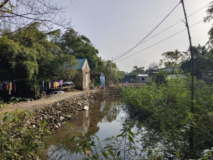 VIDEO: Đường trăm tỉ đồng "đắp chiếu", dân bị cô lập giữa“ốc đảo” trong thành phố - Ảnh 6. VIDEO: Đường trăm tỉ đồng "đắp chiếu", dân bị cô lập giữa“ốc đảo” trong thành phố - Ảnh 6.